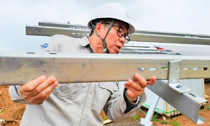 近日，在广西富川广西院富川光伏项目现场，工作人员检查支架开孔。