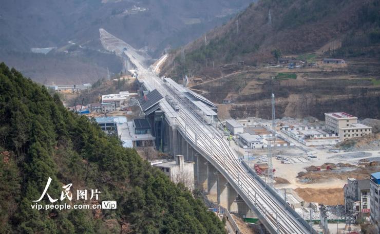 2022年3月2日，湖北省襄阳市保康县后坪镇，检测车行驶在位于郑万高铁湖北段保康县站线路上。