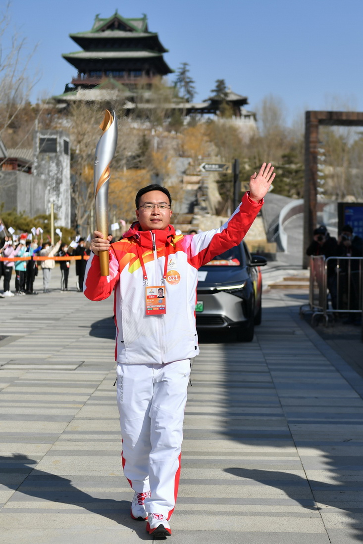3月3日，火炬手周晓辉在传递火炬。新华社记者 孙瑞博 摄