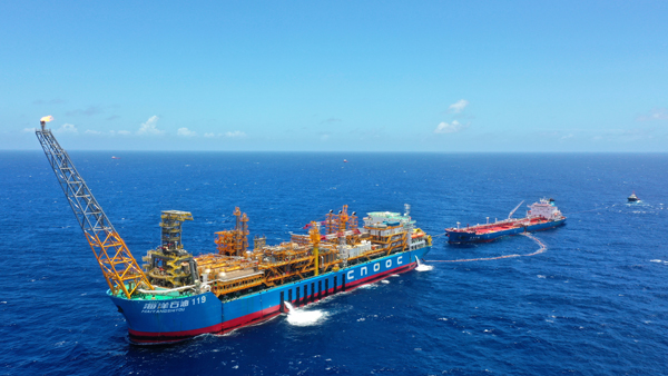 正在进行原油外输作业的“海洋石油119”储油轮。受访者供图