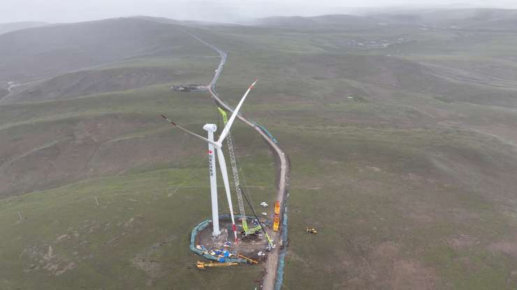 图为国家能源集团西藏那曲市色尼区欧玛亭嘎100兆瓦风电项目首台风机完成吊装.jpg