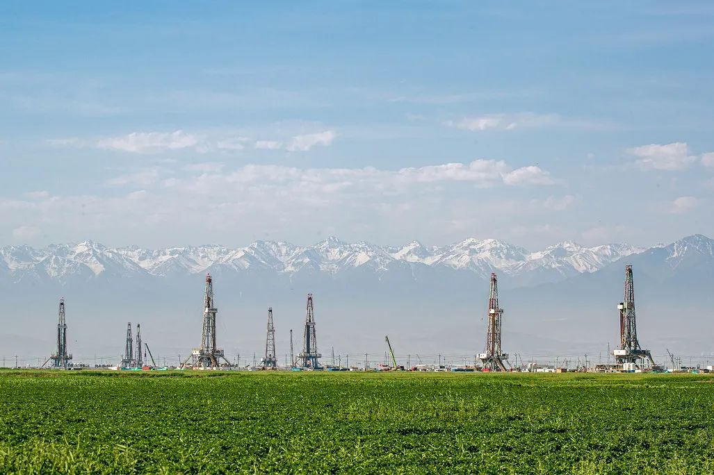 天山脚下，正在施工的新疆油田钻井现场。徐志远 摄.jpg