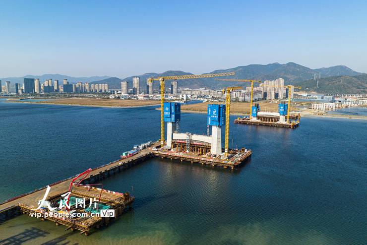 12月21日，在浙江省宁波市北仑区梅山水道，两座索塔已经在海上拔地而起，目前正在进行第七节索塔建设。
