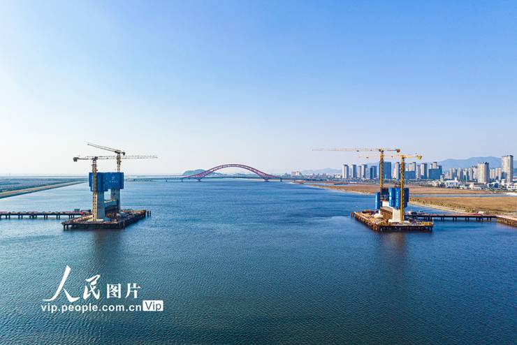 12月21日，在浙江省宁波市北仑区梅山水道，两座索塔已经在海上拔地而起，目前正在进行第七节索塔建设。