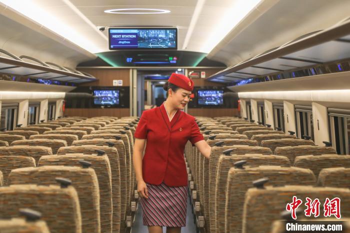 图为南铁首批“复兴号”智能动车组的一列列车里，乘务员在开展车厢巡查演练。　刘力鑫 摄