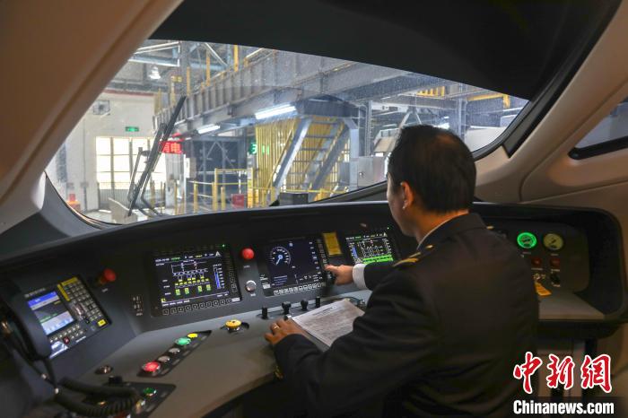图为南铁首批“复兴号”智能动车组列车里的一列列车里，列车司机正在演练各项操作步骤。　刘力鑫 摄