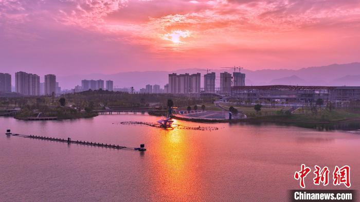 图为秋日云霞映照下的重庆垫江三合湖湿地公园。　周星亮 摄