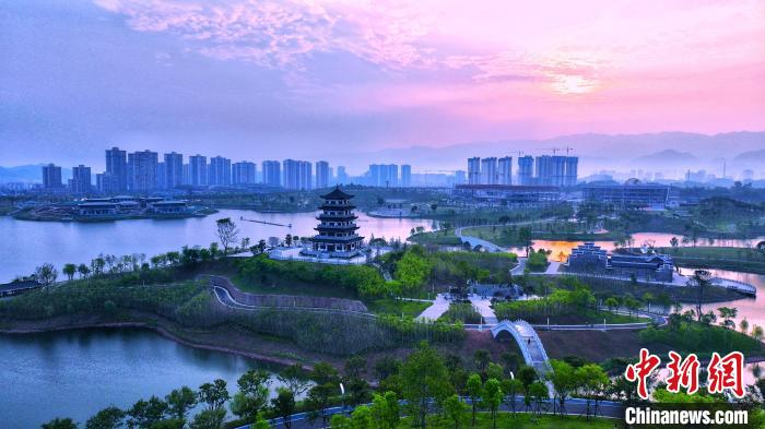 图为空中俯瞰重庆垫江三合湖湿地公园。　周星亮 摄