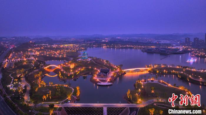 图为夜色下的重庆垫江三合湖湿地公园。　周星亮 摄