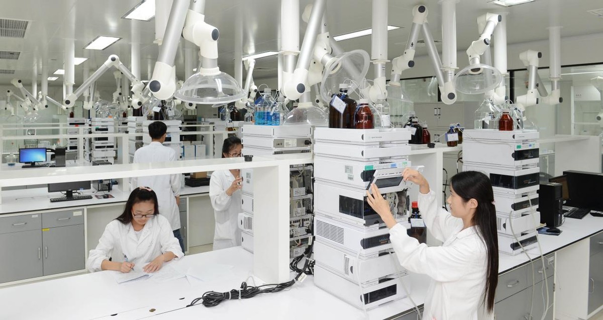 在企业责任方面，扬子江药业集团做得怎么样